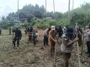 Ket : Kapolsek Anggeraja dan unsur Forkopimcam Cikancung beserta peserta yang hadir mengikuti acara launching penanaman serentak tingkat nasional melalui aplikasi zoom, (21/01/2025).